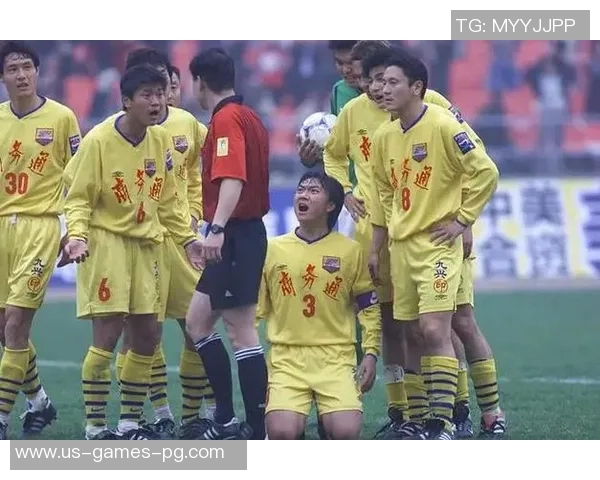 成都足球P联赛热潮来袭球迷激情四溢共庆足球盛宴 成都足球P联赛热潮来袭球迷激情四溢共庆足球盛宴